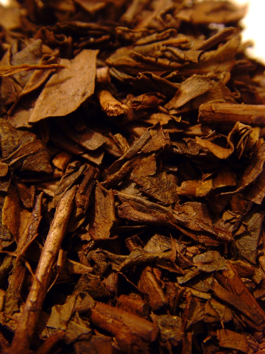 A close-up of brown roasted hojicha leaves.